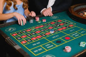 Kartu dan chip taruhan di meja blackjack rajanagatoto