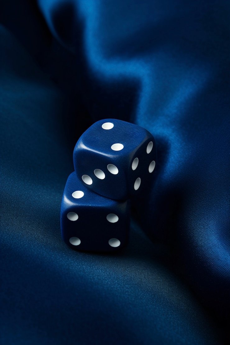 Dealer baccarat langsung di studio rajanagatoto dengan kartu dan chip di meja